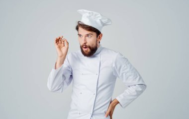 İş elbiseli adam profesyonel başlık aromalı yemek pişiriyor.