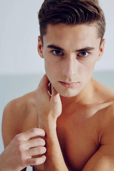 Lindo chico toca su cuello con su mano retrato de un desnudo torso —  Fotos de Stock