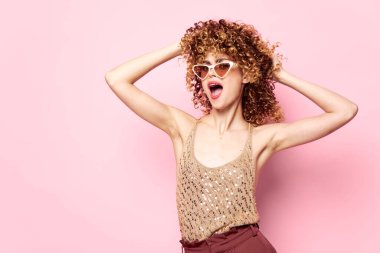 Güzel kadın disko partisi parlak makyaj geçmişi