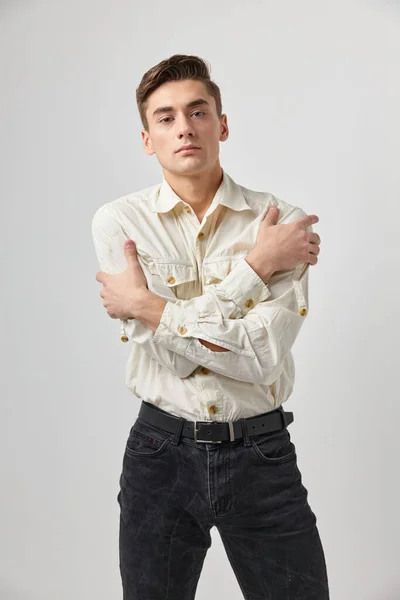 Hombre guapo en camisa blanca casual desgaste moda confianza en sí mismo — Foto de Stock