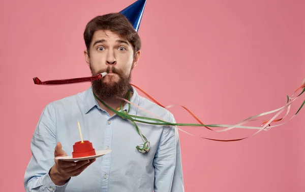 Hombre azul camisa pastel celebración cumpleaños rosa fondo — Foto de Stock