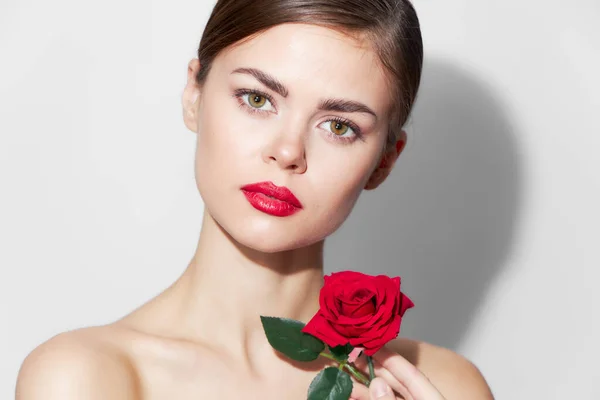 Femme avec rose lèvres rouges charme épaules nues maquillage — Photo