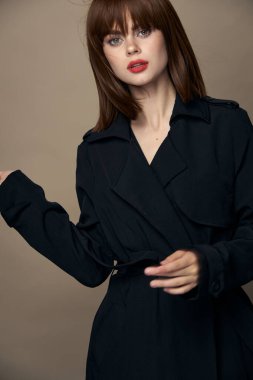 Güzel model, modaya uygun kıyafetler. Keyifler yerinde. 