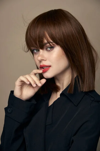 Sexy vrouw jas met riem heldere make-up met plezier studio — Stockfoto