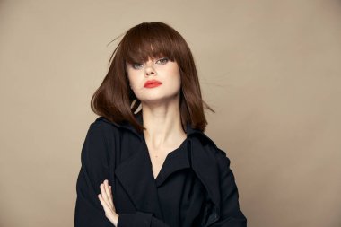 Seksi kadın kıyafetleri, özgüven bej arka planda gülüşmeler.