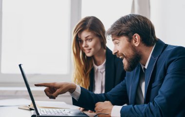 Çalışma arkadaşları çalışma masası finansman iş iletişim duyguları