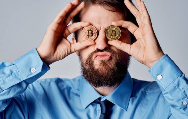 İş adamı kripto para birimi Bitcoin, yüz yüze duyguların yanında finans teknolojisi