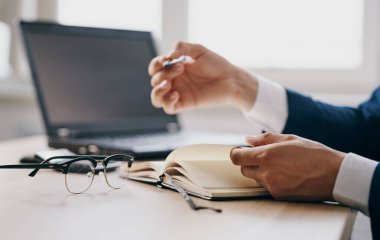 Erkek el işleri finans belgeleri bardaklar dizüstü bilgisayar ofisi ve not defteri