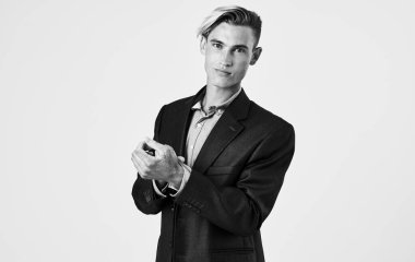 Tişört ve ceket giymiş özgüvenli bir adamın portresi siyah ve beyaz kesilmiş manzara