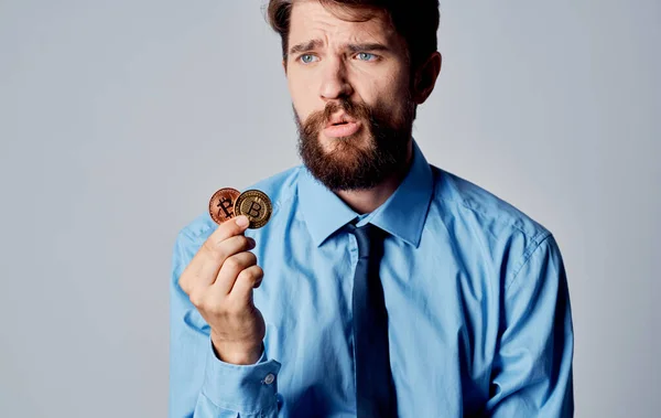 Людина в сорочці з краваткою криптовалюта фінанси технології електронних гаманців — стокове фото