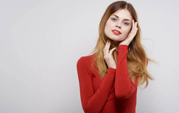 Atractiva mujer peinado maquillaje glamour labios rojos vista recortada —  Fotos de Stock