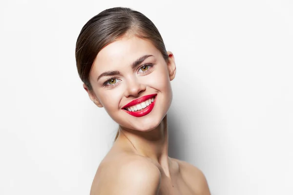 Krásná žena Úsměv rty pro péči o pleť postup jasný make-up — Stock fotografie