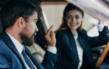 İş adamı ve kadın bir araba kuaföründe oturuyor iletişim duyguları