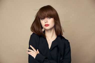 Gülümseyen esmer, şık giyinen çekici görünüşlü, gülen. 