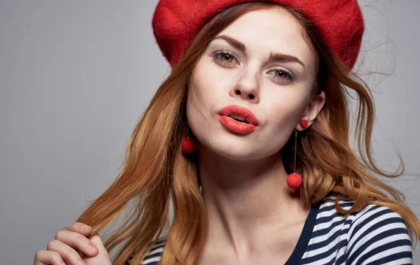 Mujer romántica con maquillaje brillante pendientes rojos tocado retrato modelo —  Fotos de Stock