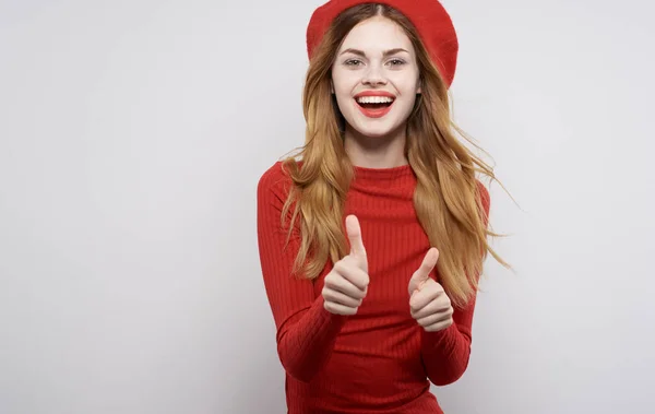 Allegra bella donna in abito rosso gesticolando con le mani isolato sfondo Modello — Foto Stock