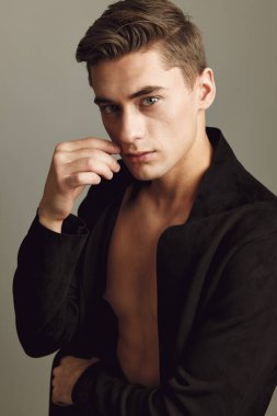 Genç adam siyah gömlek moda saç stili stüdyo yakın çekim