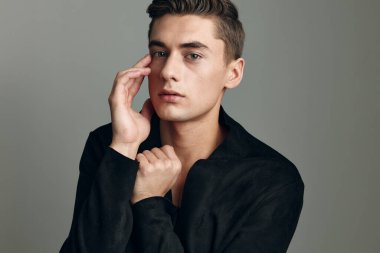 Yakışıklı, modaya uygun, siyah gömlek modern tarz çekicilik.