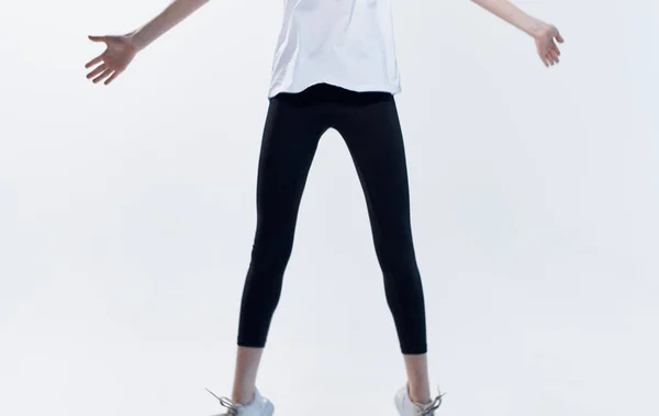Spor giyim sektöründe enerjik bir kadın hafif arka planda eğlenceli duygular modelinde — Stok fotoğraf
