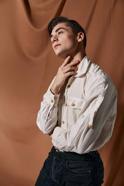 Όμορφος άνθρωπος μοντέρνο χτένισμα λευκό πουκάμισο αυτοπεποίθηση — Φωτογραφία Αρχείου