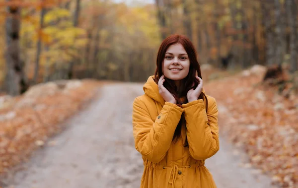 Femme veste jaune automne forêt promenade Voyage nature — Photo