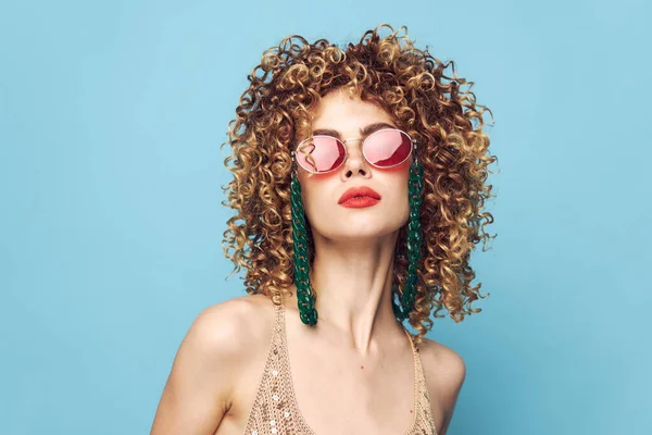 Портрет женщины Кудрявые волосы ювелирные изделия студии очки яркий макияж — стоковое фото