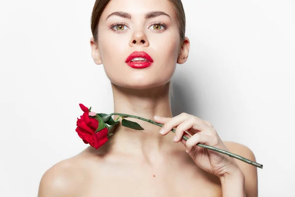 Brunetka Czerwone usta obnażone ramiona róża długie włosy — Zdjęcie stockowe