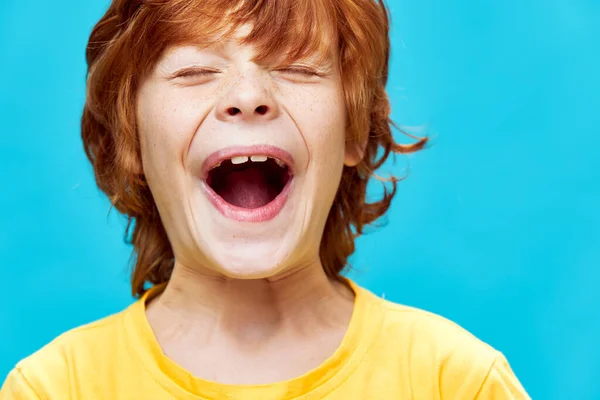 Συναισθηματικό κοκκινομάλλικο αγόρι με ανοιχτό το στόμα κλειστά μάτια κοντινό πλάνο — Φωτογραφία Αρχείου