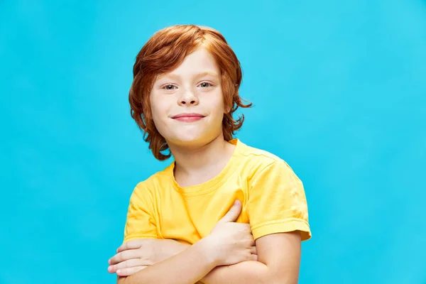 Sonriente pelirroja chico primer plano brazos cruzados delante de recortado —  Fotos de Stock