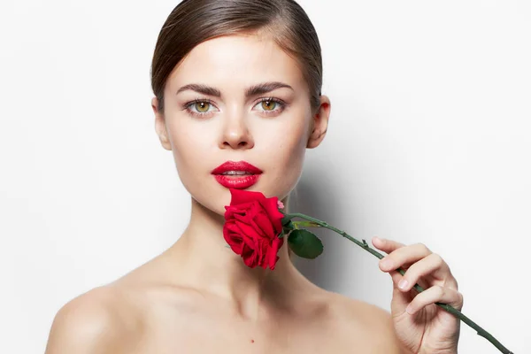 Signora labbra rosse spalle scoperte rosa fiore trucco luminoso — Foto Stock