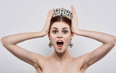 Başındaki tatlı prenses diademi. Küpeleri takı, makyaj cazibesi.