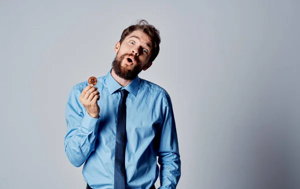 Чоловік в сорочці з краваткою криптовалюта обрізаний вид інтернет-технології — стокове фото