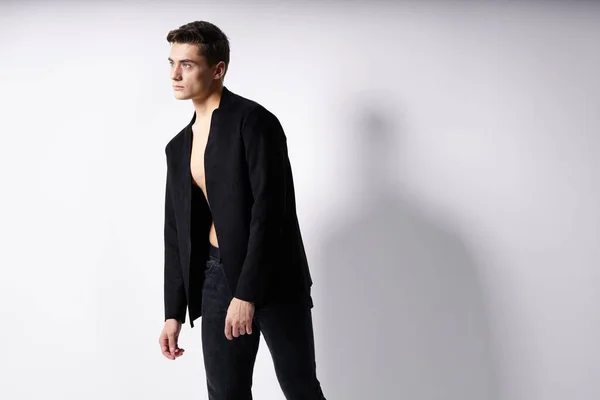 Homme en veste noire mode style moderne modèle de style de vie — Photo
