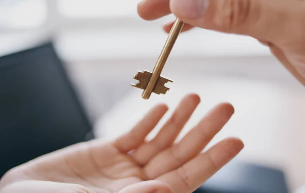 Overhandiging van de sleutel van hand tot hand in het bureau financiën werkdocumenten bureau — Stockfoto