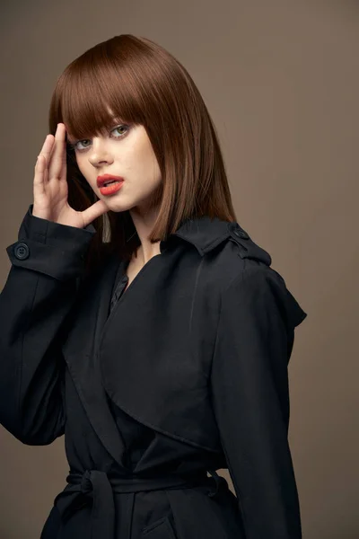 Μεμονωμένο φόντο ελκυστικό μοντέλο Ευρωπαϊκή εμφάνιση μαύρο παλτό — Φωτογραφία Αρχείου
