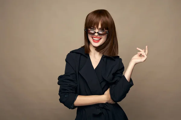 Elegantní model stylové oblečení světlé make-up s úsměvem na béžové pozadí — Stock fotografie
