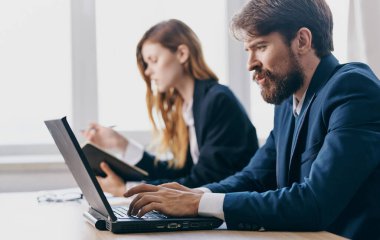 İş adamı ve kadın masa başı teknolojisi internet iletişim finans bürosu