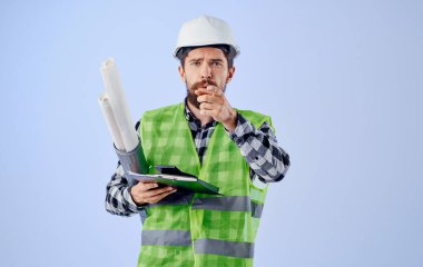 Üniformalı adam mühendis planlarını profesyonelce yapıyor.