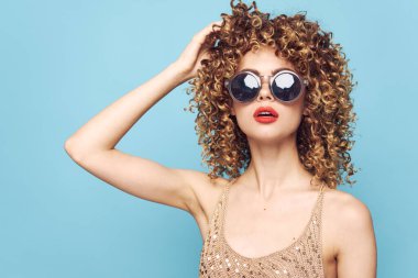 Güzel bir kadın. Kırmızı dudaklar. Kıvırcık saçlar. 