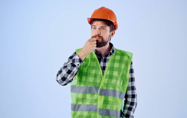 Miğferli bir mimar ve yansıtıcı yelek elleriyle Uzay 'ı taklit eder.