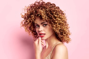 Model kıvırcık saçlar Parlak lüks makyaj cazibesi 