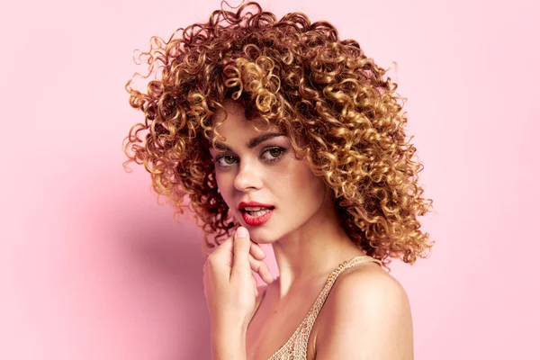 Modèle cheveux bouclés Charme de maquillage de luxe lumineux — Photo