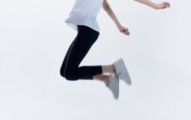 Hafif arka planda spor giyinen kadın fitness başarısı enerjisi kullanıyor.