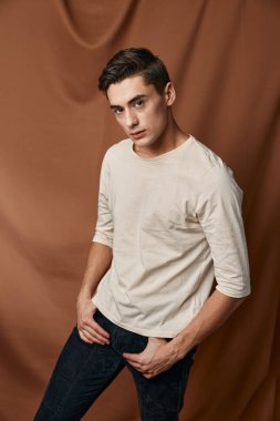 Yakışıklı adam stüdyo çekici görünüş kendine güvenen kumaş arka plan
