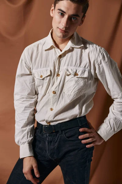 Άνδρας σε πουκάμισο και παντελόνι casual φορούν εξετάσουμε καφέ ύφασμα — Φωτογραφία Αρχείου