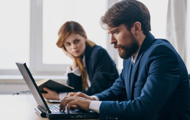 İş arkadaşları ofis masası teknolojisi finans uzmanları 