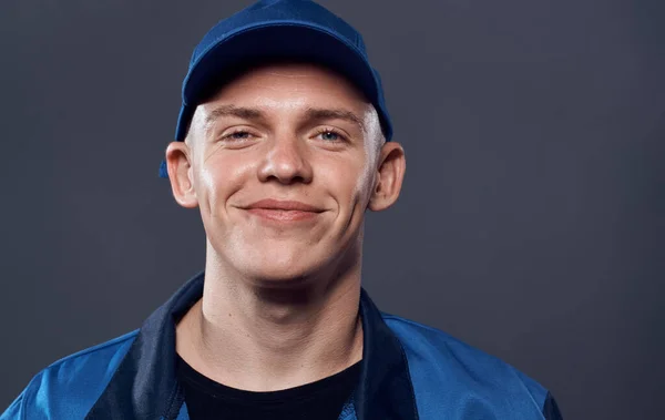 Homem no trabalho uniforme azul cap corte vista serviço de trabalho — Fotografia de Stock