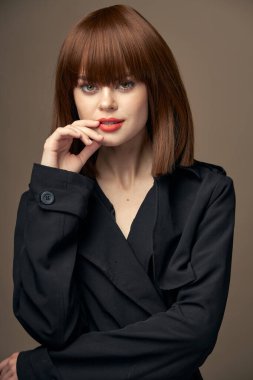 Kırpılmış manzaralı romantik kadın açık tenli siyah ceket