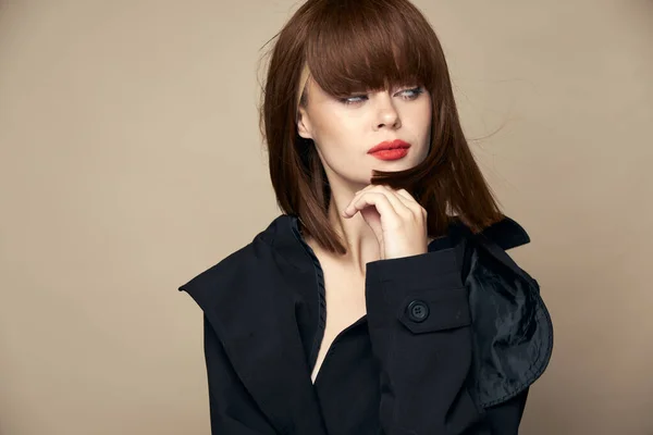 Grappig brunette zwart jas heldere make-up hebben plezier binnen — Stockfoto