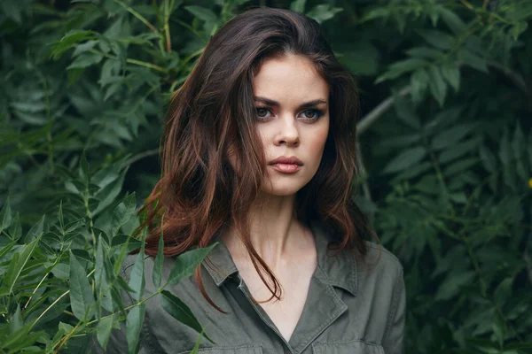 Vrouw in het bos mooi gezicht groen shirt zelfverzekerde look zomer — Stockfoto